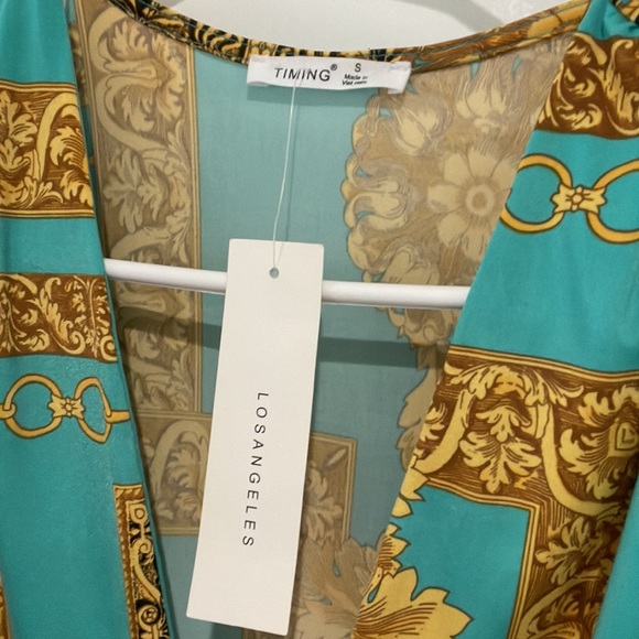 Stunning dress. Never worn - Picture 2 of 3